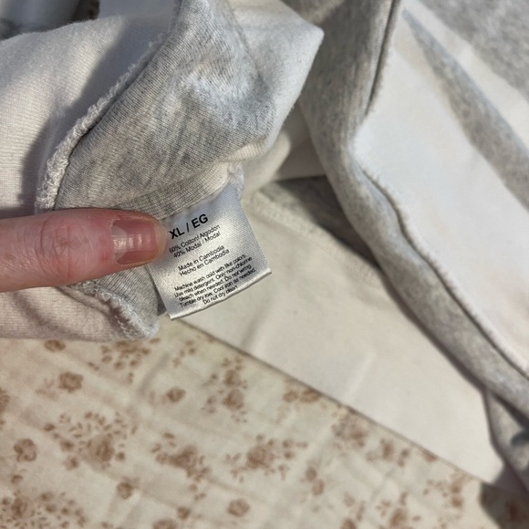 The Limited Long Sleeve Gray and White Tee - Picture 4 of 8